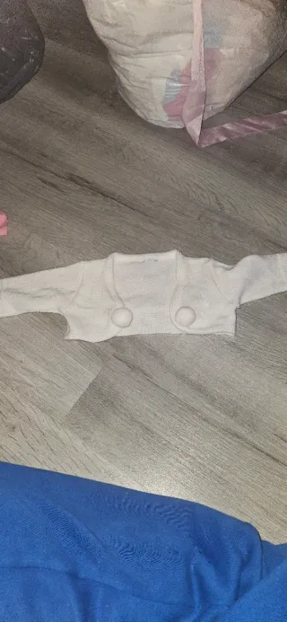 Ropa de bebe de juguete