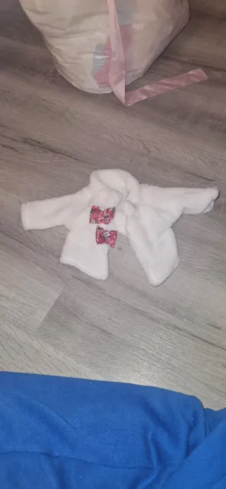 Ropa de bebe de juguete