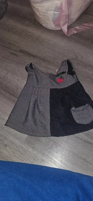 Ropa de bebe de juguete