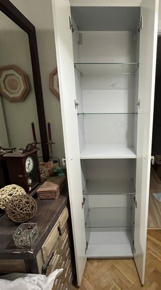 Armario auxiliar blanco con estantes de cristal
