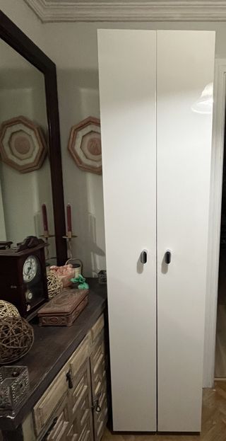 Armario auxiliar blanco con estantes de cristal