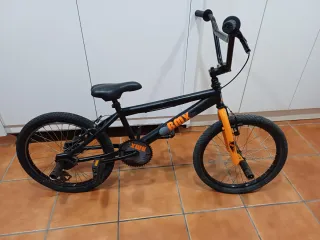 Bicicleta BMX Negra y Naranja