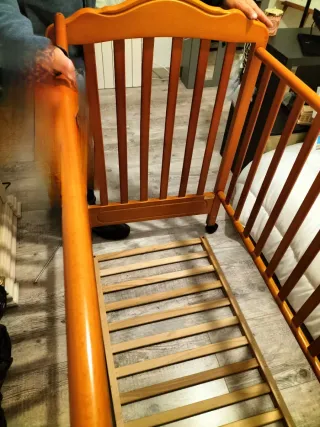 Cuna de bebé de madera con colchón