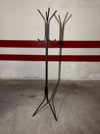 Perchero de pie negro