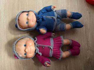 Muñecas Mila y Malo con ropa tejida