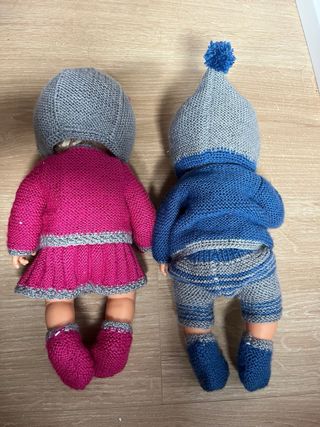 Muñecas Mila y Malo con ropa tejida