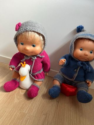 Muñecas Mila y Malo con ropa tejida