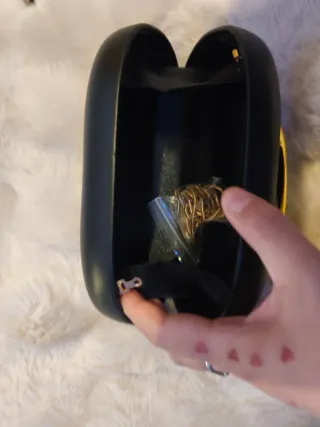 Bolso de mano negro con detalle dorado