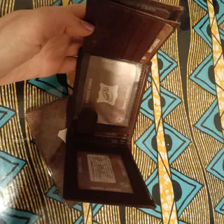 Cartera de piel marrón