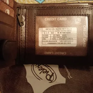 Cartera de piel marrón