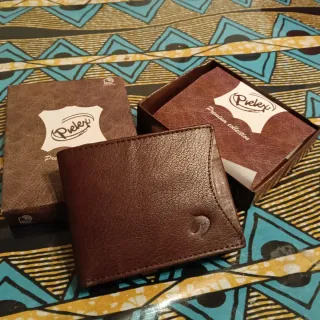 Cartera de piel marrón