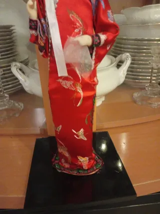 Figura oriental vestida de rojo