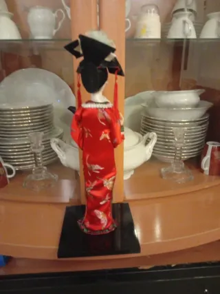 Figura oriental vestida de rojo