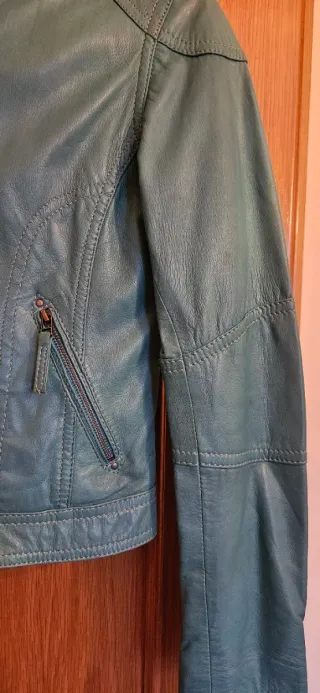 Cazadora de cuero verde azulado