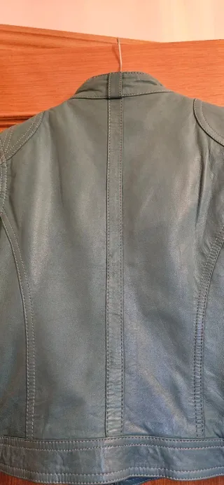 Cazadora de cuero verde azulado