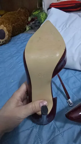 Zapatos de tacón burdeos con tiras