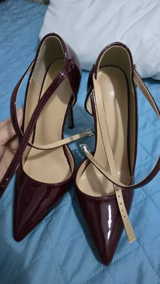 Zapatos de tacón burdeos con tiras