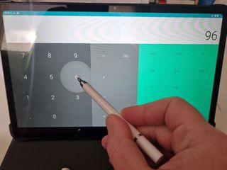 Tablet Android con teclado ratón y puntero