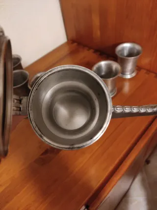 Jarra peltre-estaño y 6 vasos. Sugiez.