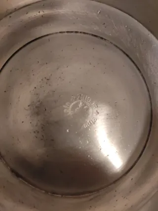 Jarra peltre-estaño y 6 vasos. Sugiez.