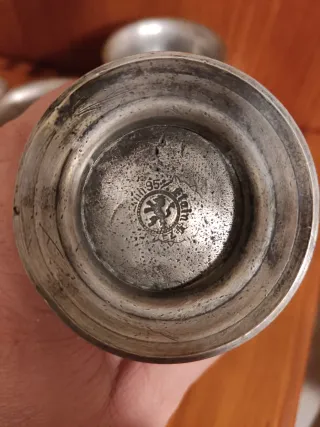 Jarra peltre-estaño y 6 vasos. Sugiez.