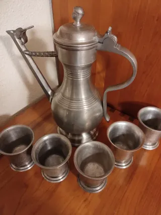 Jarra peltre-estaño y 6 vasos. Sugiez.