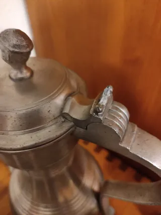 Jarra peltre-estaño y 6 vasos. Sugiez.