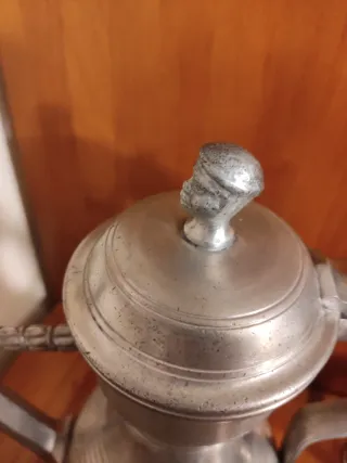 Jarra peltre-estaño y 6 vasos. Sugiez.