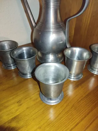 Jarra peltre-estaño y 6 vasos. Sugiez.
