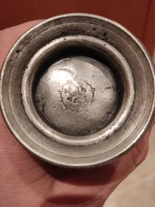 Jarra peltre-estaño y 6 vasos. Sugiez.