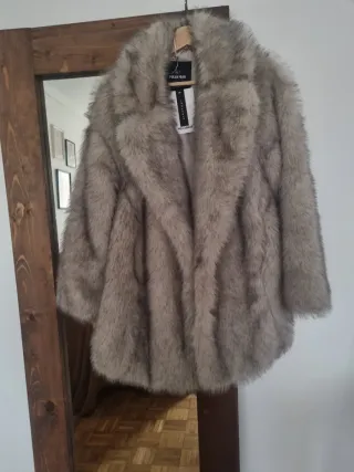 Abrigo de pelo sintético beige/gris