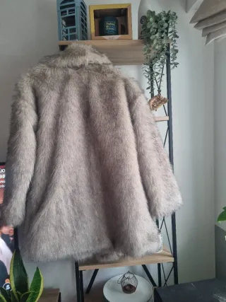Abrigo de pelo sintético beige/gris