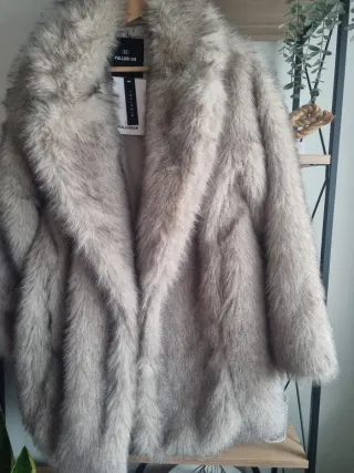 Abrigo de pelo sintético beige/gris