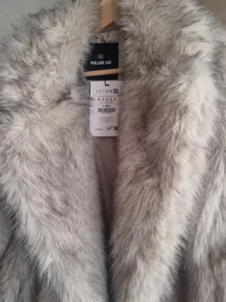 Abrigo de pelo sintético beige/gris