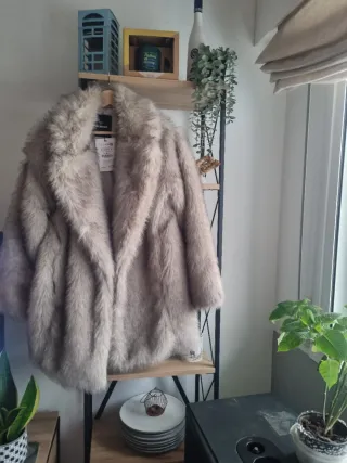 Abrigo de pelo sintético beige/gris