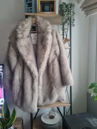 Abrigo de pelo sintético beige/gris