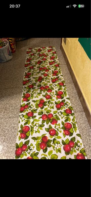 Runner da tavola con mele rosse