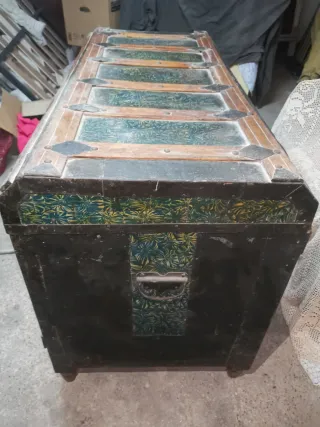 Baúl antiguo de madera y metal