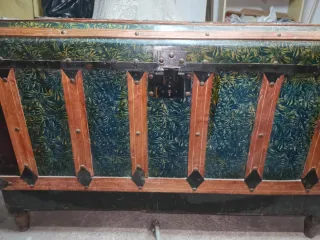 Baúl antiguo de madera y metal