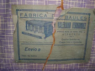 Baúl antiguo de madera y metal