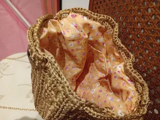 Bolso tejido a mano dorado
