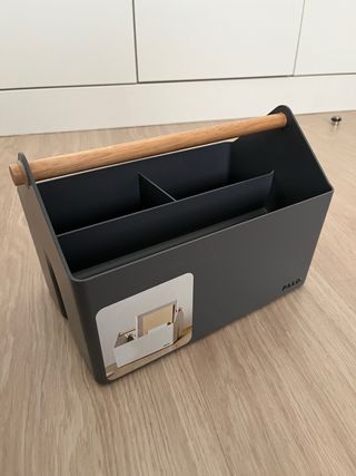 Organizador de escritorio gris con madera