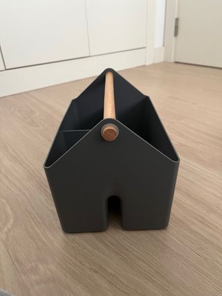 Organizador de escritorio gris con madera