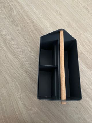 Organizador de escritorio gris con madera