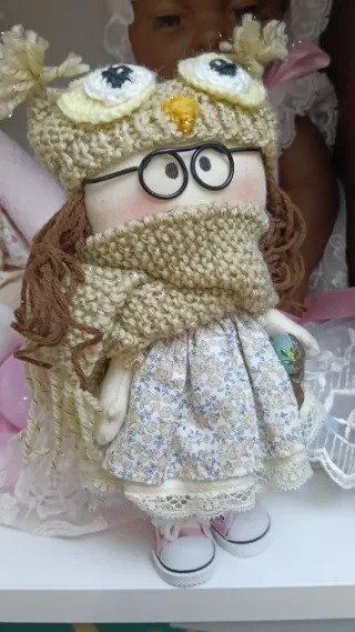Muñeca de trapo con bufanda y gorro