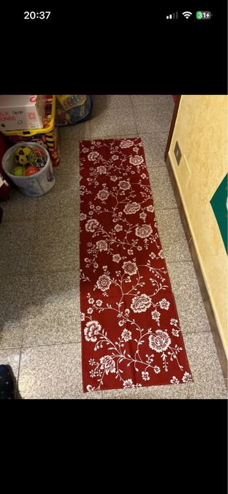 Runner da tavolo rosso con fiori bianchi