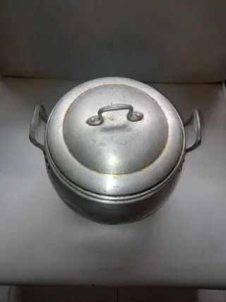 Olla antigua de aluminio con tapa