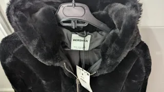 Cazadoras Bershka de pelo o cuero negras.