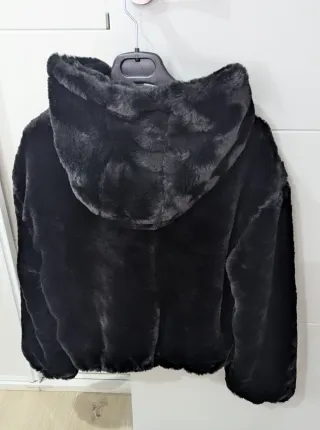 Cazadoras Bershka de pelo o cuero negras.