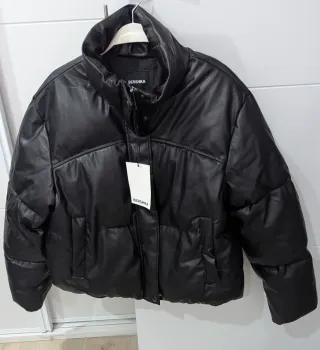 Cazadoras Bershka de pelo o cuero negras.